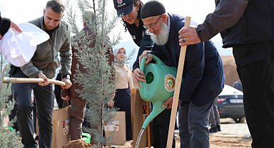 Elazığ'da şehitlerin anısına fidanlar toprakla buluştu