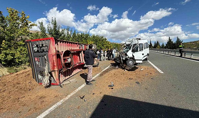 Elazığ'da traktör ile minibüs çarpıştı: 1 yaralı