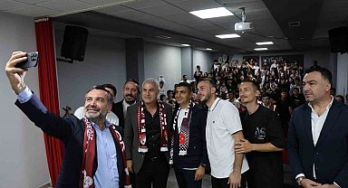 Elazığ'da tribünleri aratmayan okul buluşması: Meşale ve tezahüratlarla karşılandılar