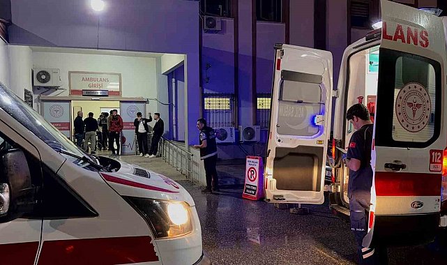 Elektrik işçilerine araç çarptı: 1'i ağır 2 yaralı