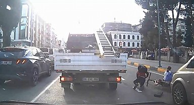 Elektrikli bisikletle araçların arasından geçerken kaza yaptılar