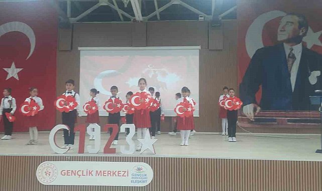 Eleşkirt'te 29 Ekim Cumhuriyet Bayramı coşkusu: Miniklerin gösterileri beğeni topladı