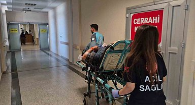 Elinde tuttuğu bıçak kalçasına saplandı