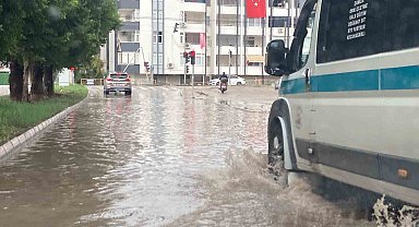 Erdemli 'de şiddetli yağış yol ve bahçeleri göle çevirdi, vatandaşları mağdur etti