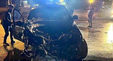 Ereğli'de SUV tipi araç duvara çarptı: 4 yaralı