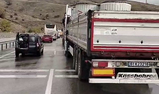 Erzincan-Erzurum yolunda yağış nedeniyle kontrolden çıkan tırlar çarpıştı, ulaşım durdu