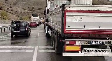 Erzincan-Erzurum yolunda yağış nedeniyle kontrolden çıkan tırlar çarpıştı, ulaşım durdu