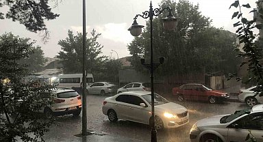 Erzincan'da fındık büyüklüğünde dolu yağdı
