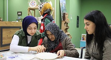 Erzincan'da gençler ve yaşlılar sanat etkinliğinde buluştu