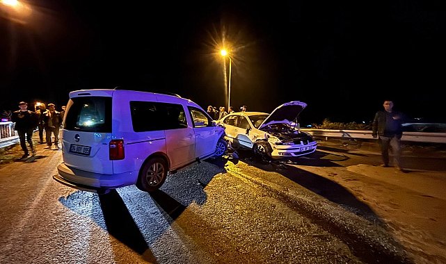 Erzincan'da hafif ticari araç ile otomobil çarpıştı: 2 yaralı