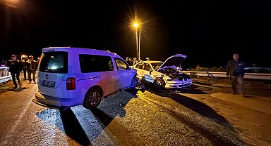 Erzincan'da hafif ticari araç ile otomobil çarpıştı: 2 yaralı