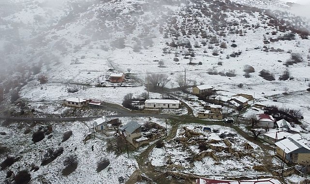 Erzincan'da hava soğudu, zirvelere kar yağdı