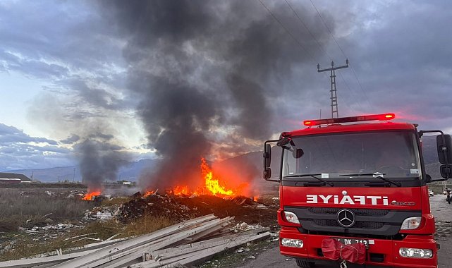 Erzincan'da hurdalık yangını
