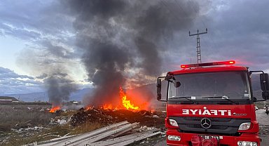 Erzincan'da hurdalık yangını