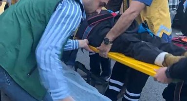 Erzincan'da motosiklet yayaya çarpma anı güvenlik kamerasına yansıdı: 2 ağır yaralı