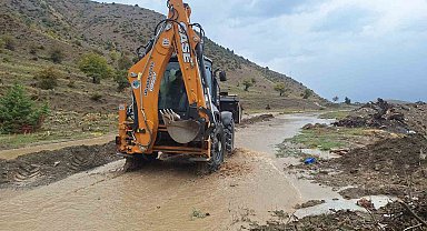 Erzincan'da sağanak sonrası sulama kanalları taştı
