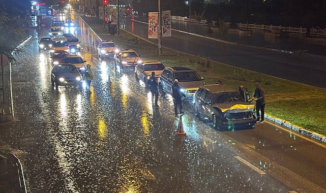 Erzincan'da sağanak yağış kazayı beraberinde getirdi: 5 araç çarpıştı
