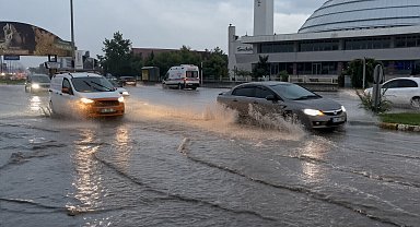 Erzincan'da yağmur etkili oldu, geceyi şimşekler aydınlattı