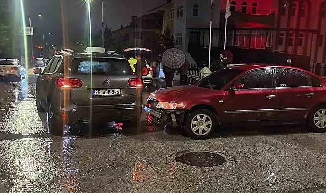 Erzurum'da kavşakta otomobiller çarpıştı: 1 yaralı