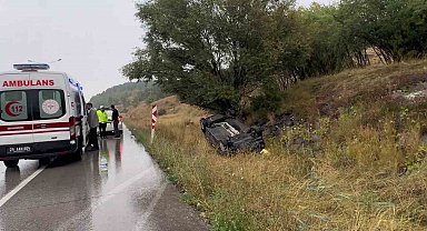 Erzurum'da kayganlaşan yolda belediye aracı devrildi: 2 yaralı