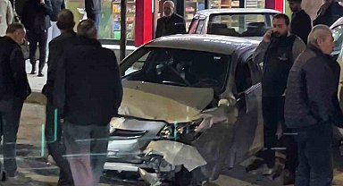 Erzurum'da otomobilin direksiyonu kilitlendi, 3 araç birbirine girdi: 1 yaralı