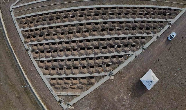 Erzurum'da toprak donmadan kışlık mezarlar kazılıyor