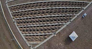 Erzurum'da toprak donmadan kışlık mezarlar kazılıyor