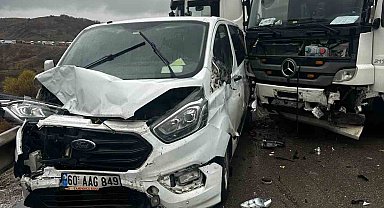 Erzurum'un Aşkale ilçesinde zincirleme trafik kazası: 3 araç birbirine girdi