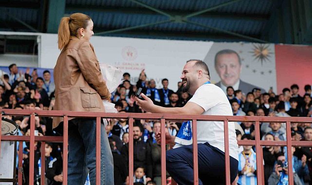 Erzurumspor tribünlerinde evlilik teklifi
