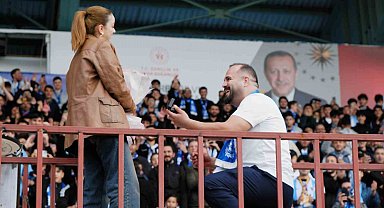 Erzurumspor tribünlerinde evlilik teklifi