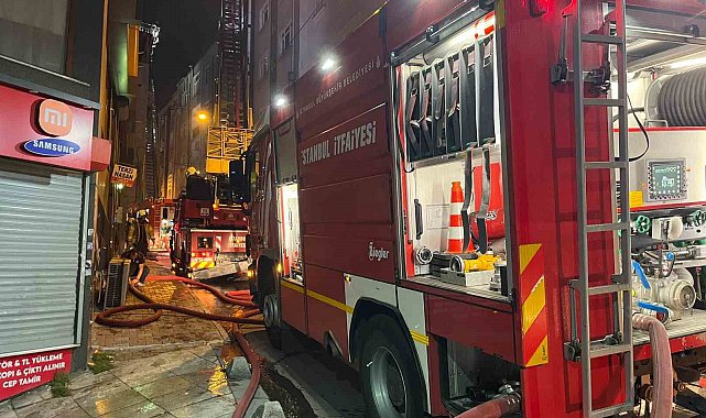 Esenler'de 5 katlı binanın çatısı alev alev yandı