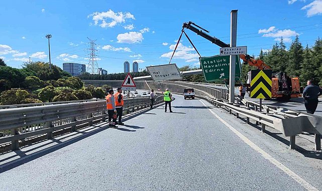 Esenler'de damperi açık kalan kamyon, tabelaları devirdi
