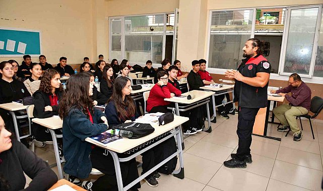 Esenyurt Belediyesi deprem bilinci eğitimlerini okullara yayıyor