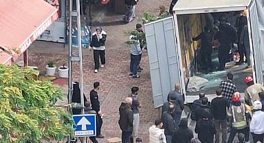 Esenyurt'ta iki işçinin üzerine cam devrildi: 1'i ağır 2 yaralı