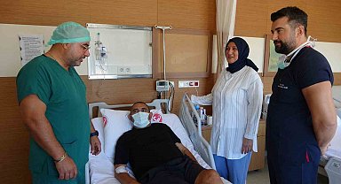 Eşine böbreğini verdikten sonra refakatçisi oldu