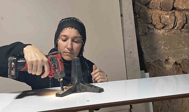 Eşine destek olmak için çıraklığa başladı, mobilya ustası oldu