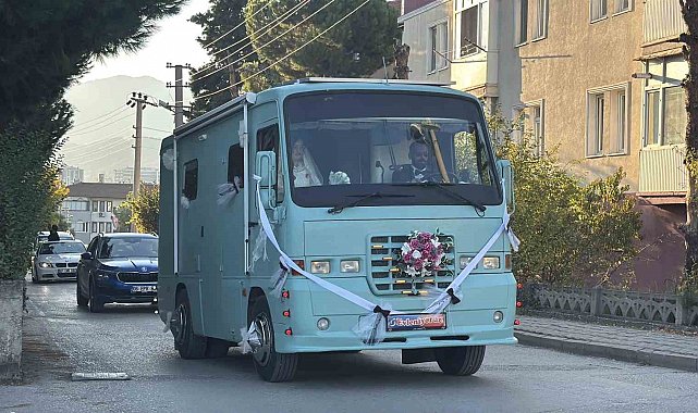 Eşinin hayali için 3 yıl uğraştı, düğününde gelin arabası yaptı