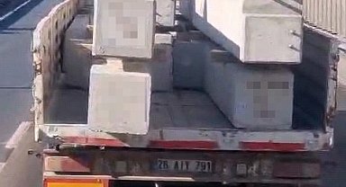 Eskişehir Çevreyolu'nda kamyondaki tonluk beton bloklar bağlanmadan taşındı