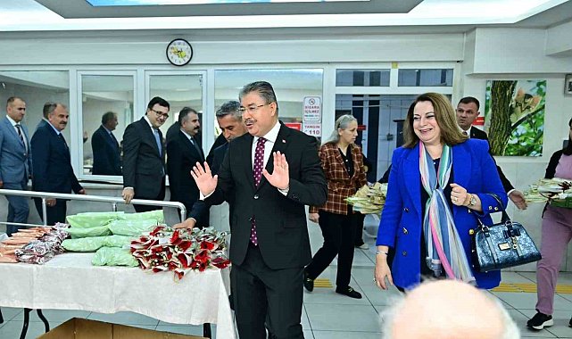 Eskişehir Valisi Dr. Erdinç Yılmaz ve eşi Şenay Yılmaz, Dünya Yaşlılar Günü'nde huzurevi sakinleriyle bir araya geldi