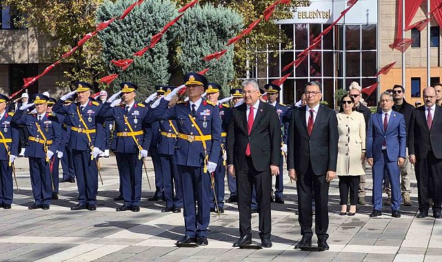 Eskişehir'de 29 Ekim Cumhuriyet Bayramı çelenk sunma töreniyle başladı