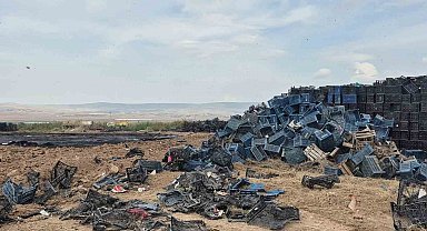 Eskişehir'de çıkan yangında binlerce plastik kasa yandı