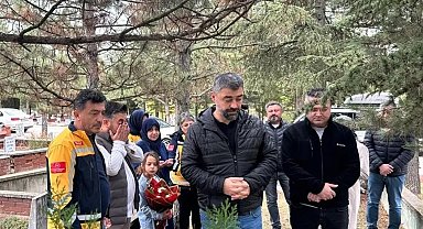 Eskişehir'de görev şehidi sağlık çalışanı kabri başında anıldı
