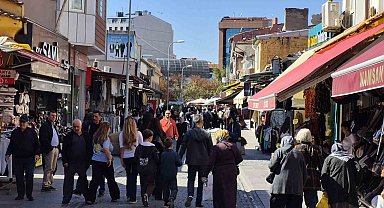 Eskişehir'de güneş yüzünü gösterdi, çarşıda adım atacak yer kalmadı