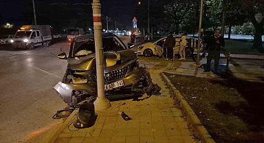 Eskişehir'de iki araç kavşakta çarpıştı: 3 yaralı
