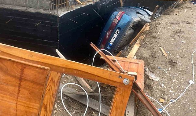 Eskişehir'de kontrolden çıkan otomobil inşaatın temeline uçtu