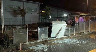 Eskişehir'de otomobil tramvay durağına daldı: 1 yaralı