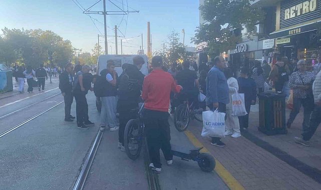 Eskişehir'de scooter ile araç çarpıştı: Çevredeki vatandaşlar yardıma koştu