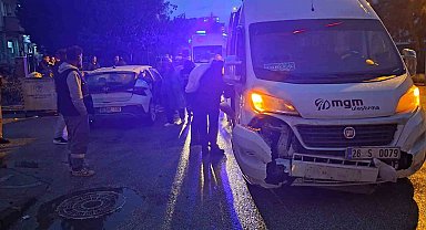 Eskişehir'de servis ile otomobil çarpıştı