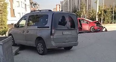 Eskişehir'de ticari araçla çarpışan otomobilin ön tarafı parçalandı