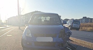 Eskişehir'de tramvay yolu üzerinde araç kazası